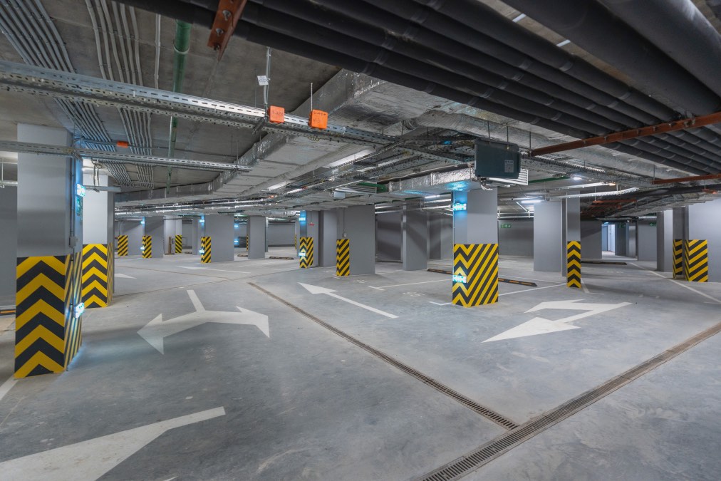Подземный паркинг и кладовые помещения для хранения сезонных вещей